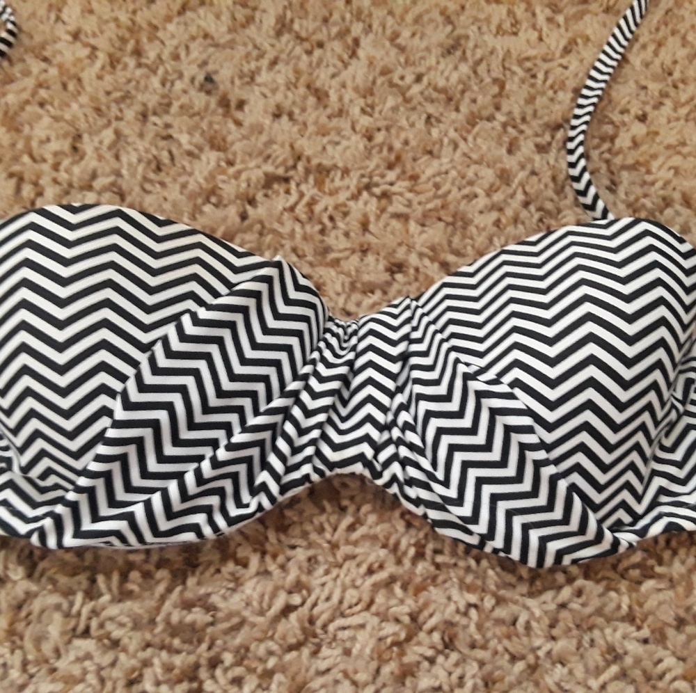 Zig zag black and white bikini top with strap